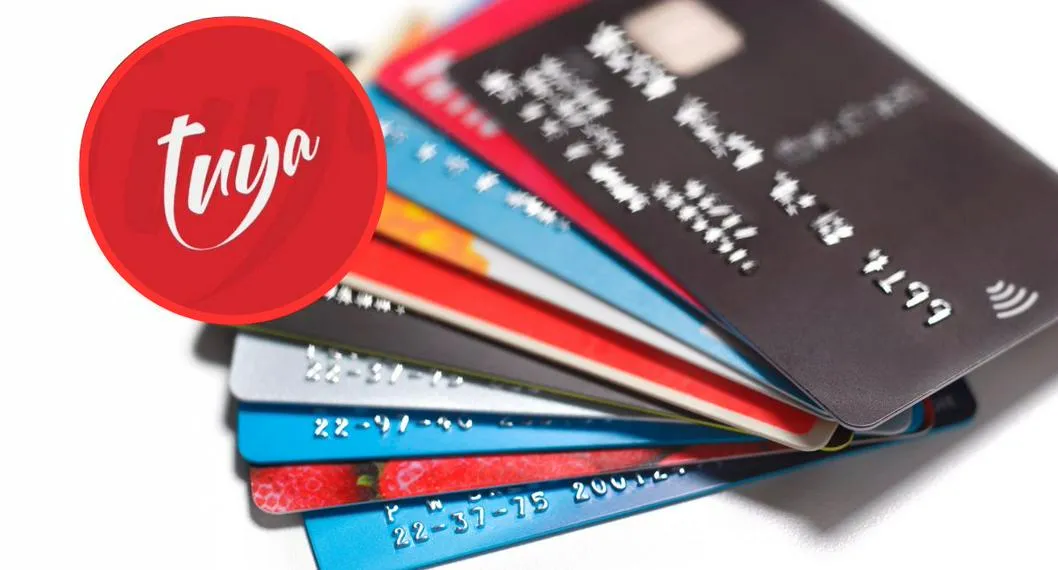 Foto de tarjetas de crédito y logo de la compañía Tuya.