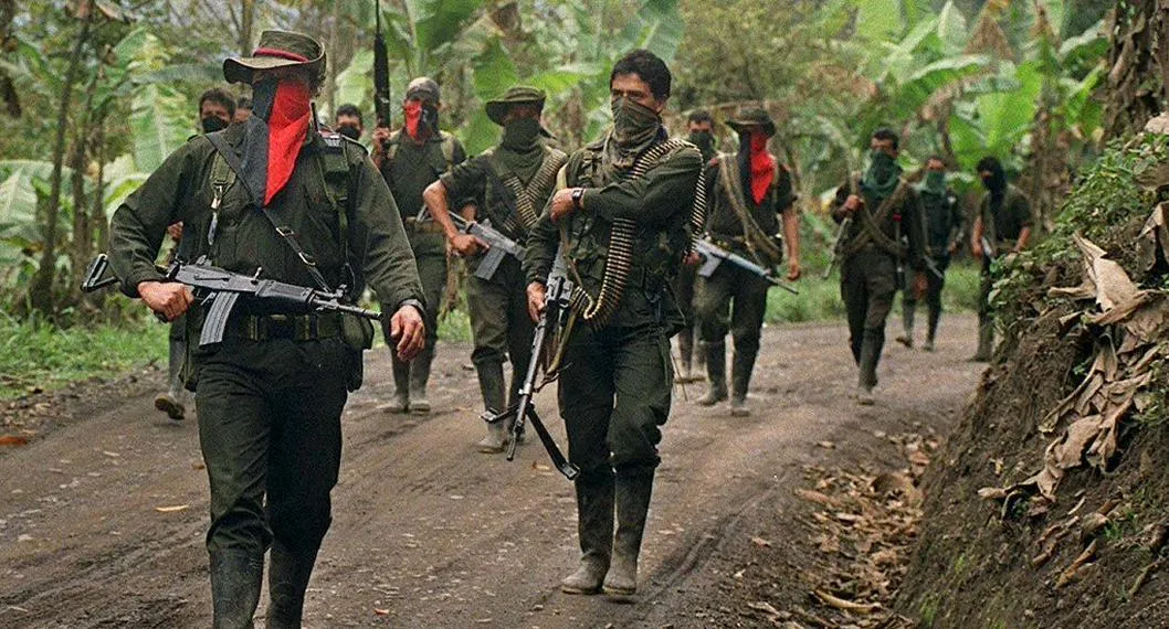 Guerrilleros del Eln, como los que atacaron una base militar en Saravena, Arauca, este lunes 13 de marzo del 2023.