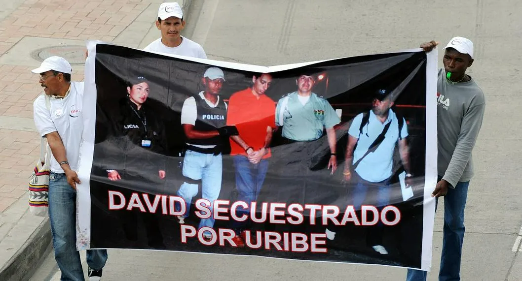 Manifestación tras la caída de DMG acusando a Álvaro Uribe de "secuestrar" a David Murcia Guzmán.