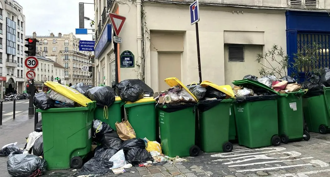 París se ahoga en montañas de basura por reforma pensional