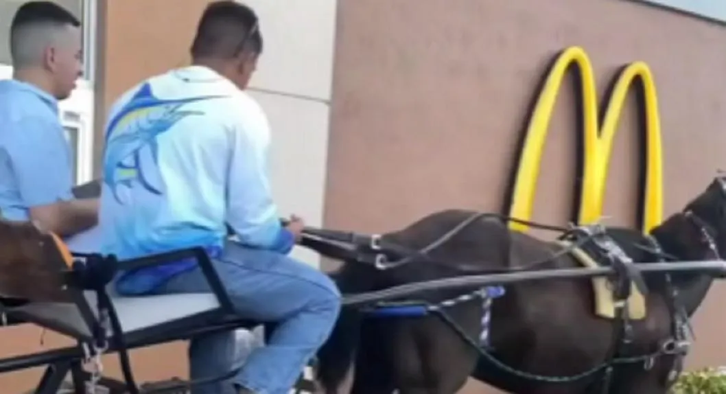 Joven cubano fue a un Mc Donald's en Estados Unidos en caballo y su video se volvió viral.