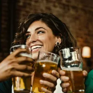 Foto de mujeres con cerveza, en nota de Bavaria y Ecopetrol, destacadas por equidad de género en Latinoamérica (fotos).