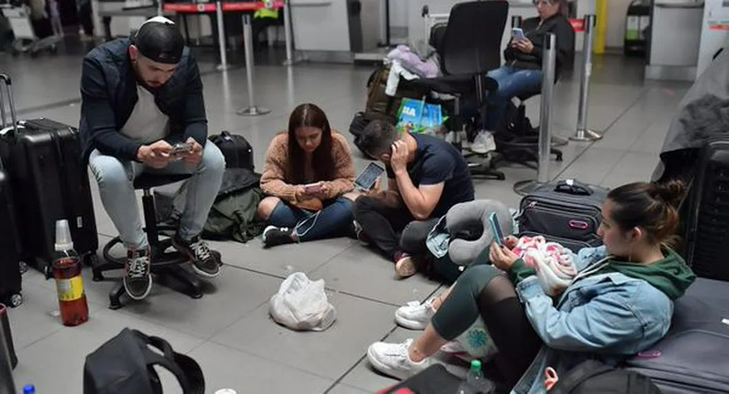 Crisis de Viva Air aún tiene a pasajeros varados en el Aeropuerto el Dorado