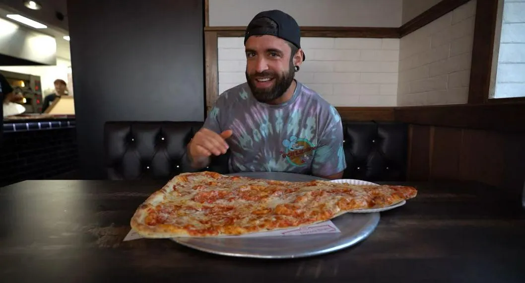 Youtuber Esttik mostrando el pedazo de pizza