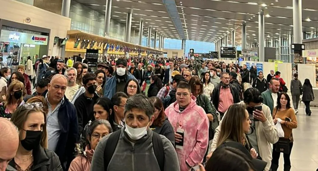 Foto de fila de los pasajeros en Aeropuerto El Dorado, 