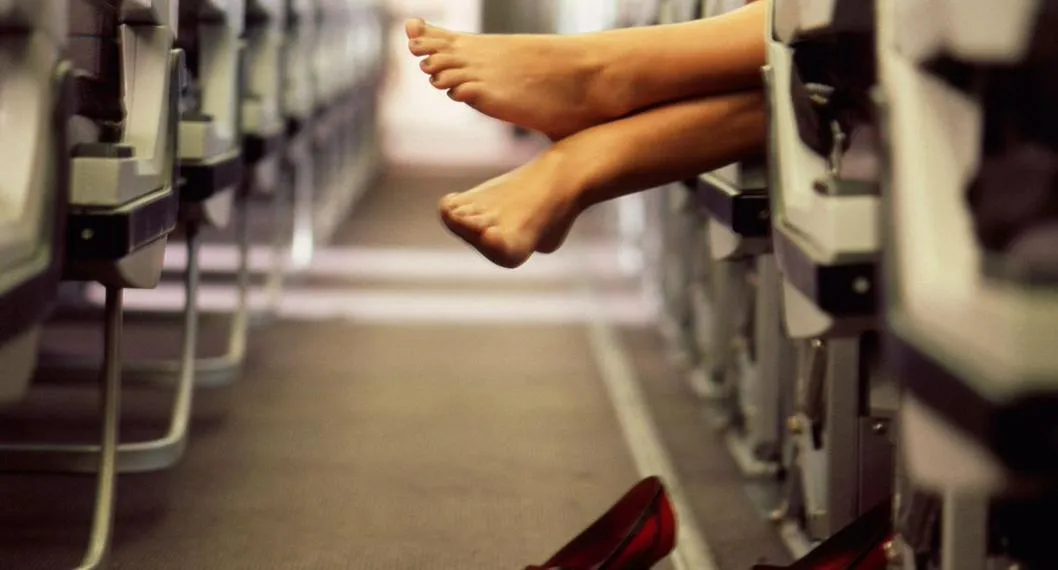 Foto de piernas de mujer en silla de avión a propósito de qué pasa si alguien muere en un avión
