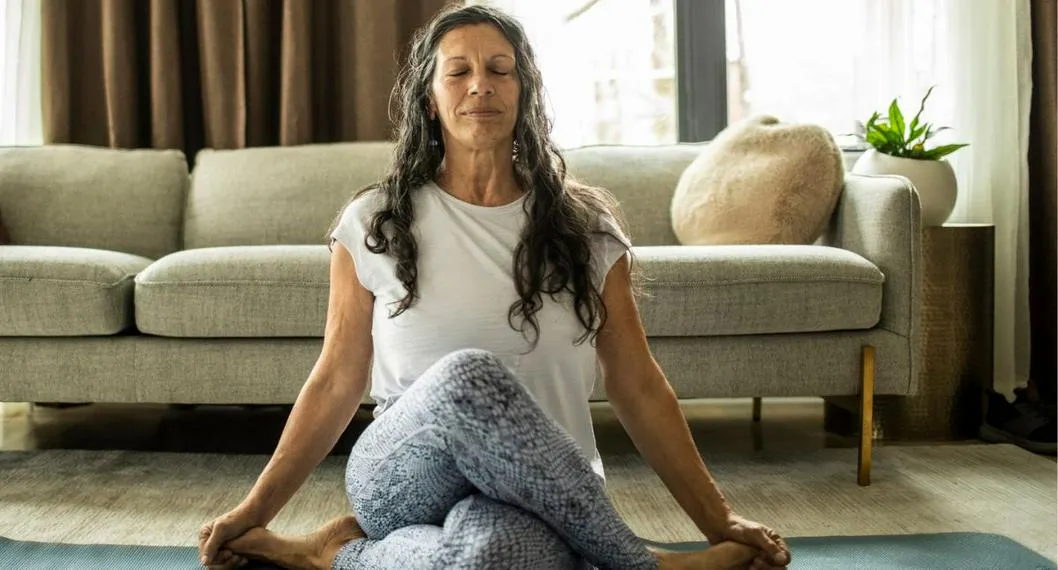 Foto de una mujer haciendo yoga, a propósito de qué son los chakras