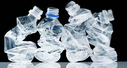 Foto de botelllas de plástico a propósito de prendas de Adidas y Balenciaga inspiradas en basura