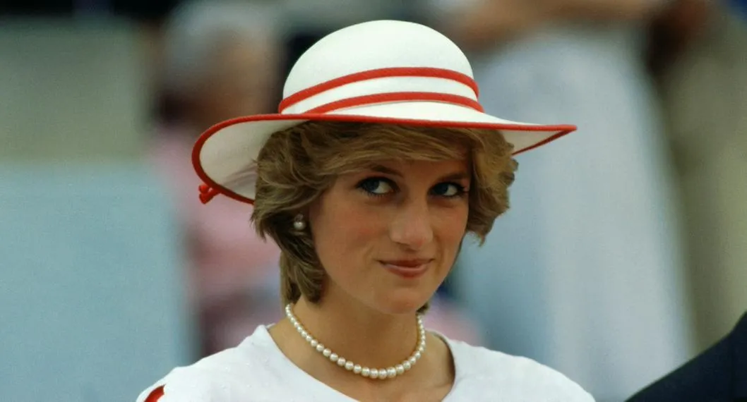 La princesa Diana, junto a quien era su cuñada en ese entonces, Sarah Ferguson, fue arrestada en plena despedida de soltera.