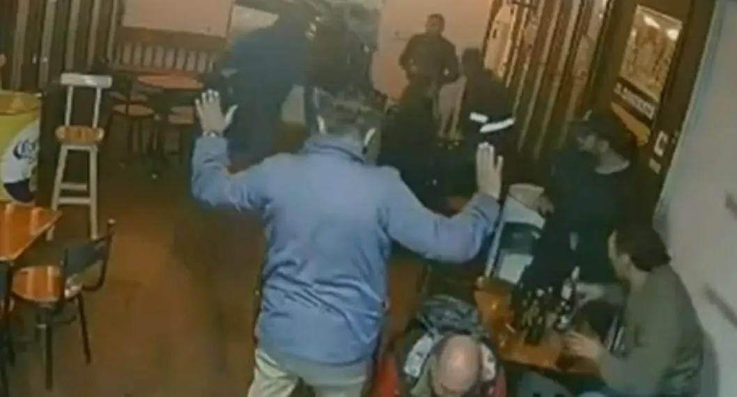 Ladrones intentaron robar bar en Bogotá y fueron recibidos a botellazos por los clientes. Solamente pudieron llevarse una maleta y salieron corriendo. 