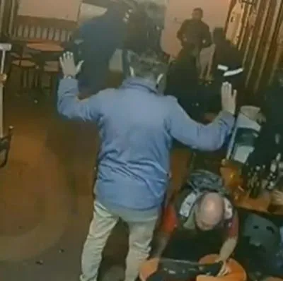 Ladrones intentaron robar bar en Bogotá y fueron recibidos a botellazos por los clientes. Solamente pudieron llevarse una maleta y salieron corriendo. 