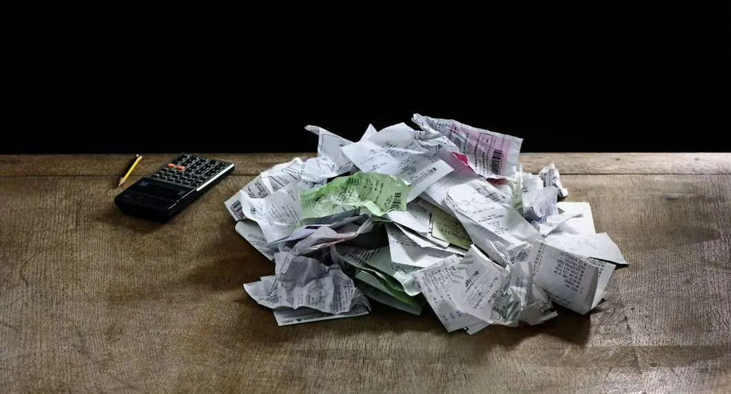 Foto de papeles arrugados, en nota de peajes en Colombia: razón para no perder tiquetes de pago que se hacen (video)