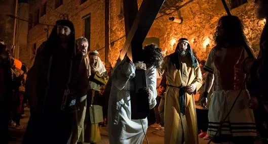 Recreación del Via Crucis a propósito de cuándo se celebra Semana Santa en Colombia.
