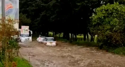 [Video] Inundación en vía La Calera luego de torrencial aguacero; el agua tapa los carros
