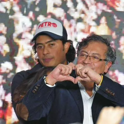 Foto de Gustavo Petro y Nicolás Petro, en medio de su escándalo por un delito de sangre, a propósito de la posible decisión de la Corte Constitucional, de eliminar delitos de sangre.