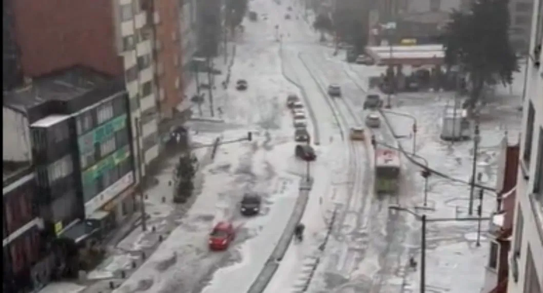 Granizada en Bogotá dejó como pista de hielo la carrera Séptima. Los carros se deslizaron y muchos quedaron atascados en Chapinero. 