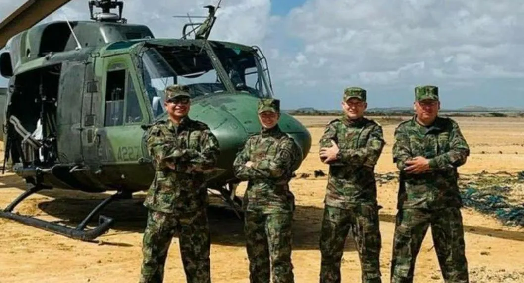 Piezas del helicóptero que cayó en Chocó fueron a dar contra una casa en Quibdó. Los restos de la aeronave quedaron sobre una calle. 