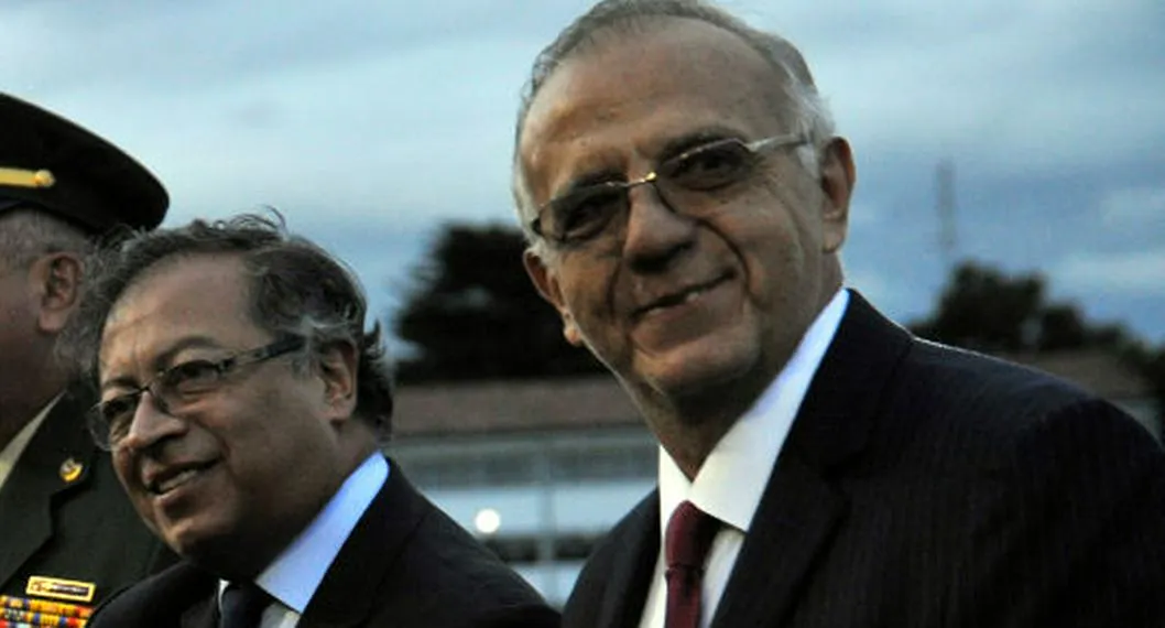 Iván Velásquez, ministro de Defensa, y Gustavo Petro, presidente de Colombia