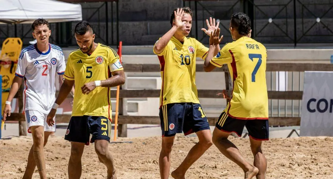 Jugadores de la selección Colombia de fútbol playa en su partido contra Chile