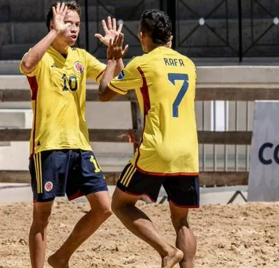 Jugadores de la selección Colombia de fútbol playa en su partido contra Chile