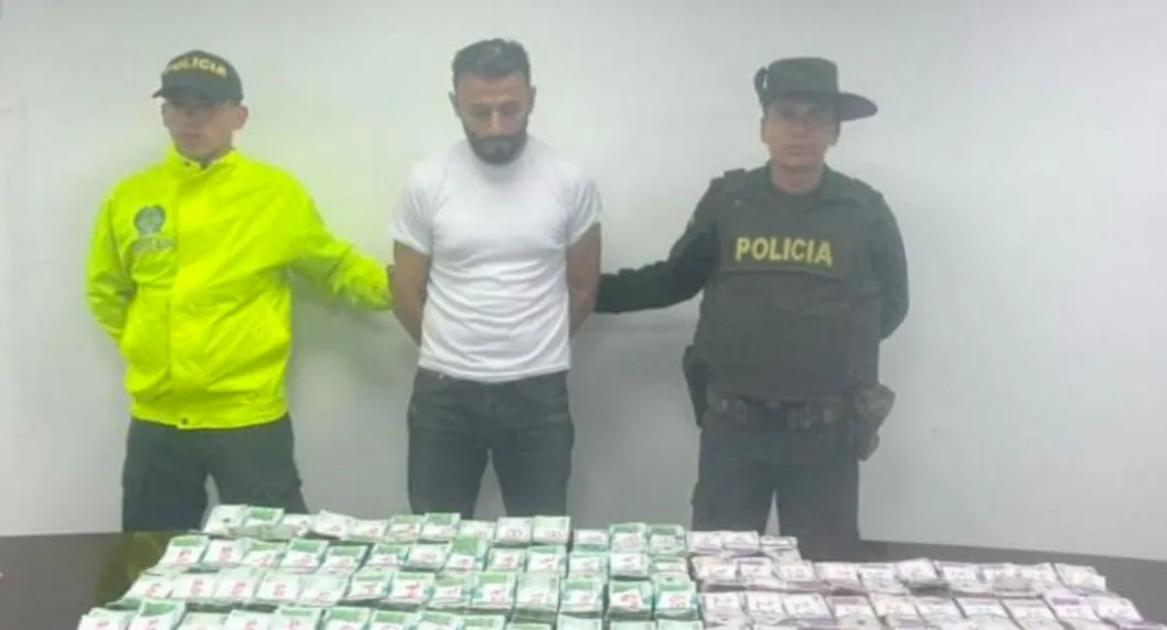 Foto de hombre detenido por la Policía de Bogotá, con 913 millones en efectivo