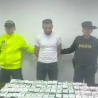 Foto de hombre detenido por la Policía de Bogotá, con 913 millones en efectivo