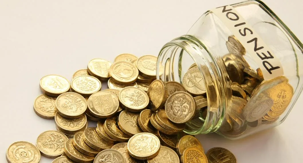 Imagen de un frasco de vidrio con monedas, para ilustrar los 10 puntos de la reforma pensional del Gobierno Petro.