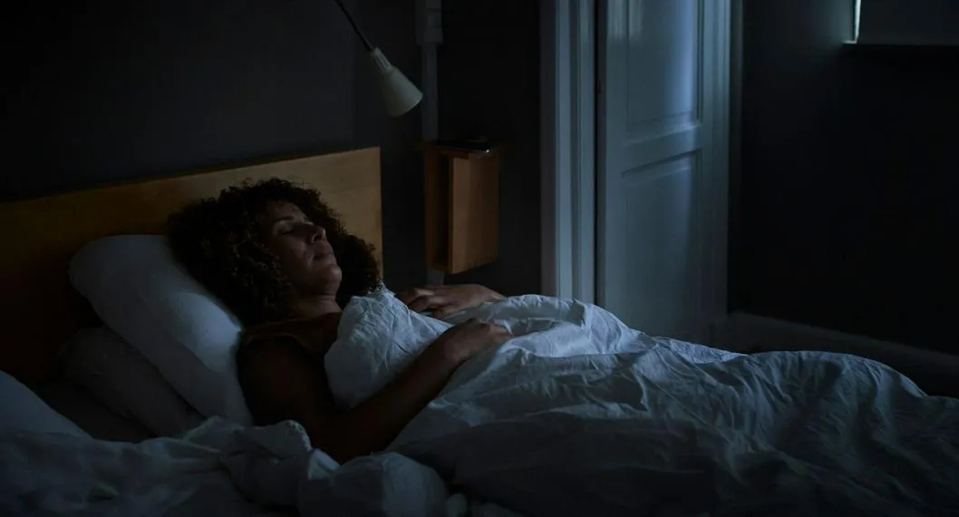 Mujer durmiendo ilustra nota sobre beneficios del sueño.