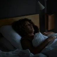 Mujer durmiendo ilustra nota sobre beneficios del sueño.
