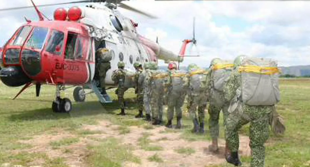 Un helicóptero del Ejército que intentaba rescatar el cuerpo de un militar muerto y a otros dos heridos fue atacado por el ELN.