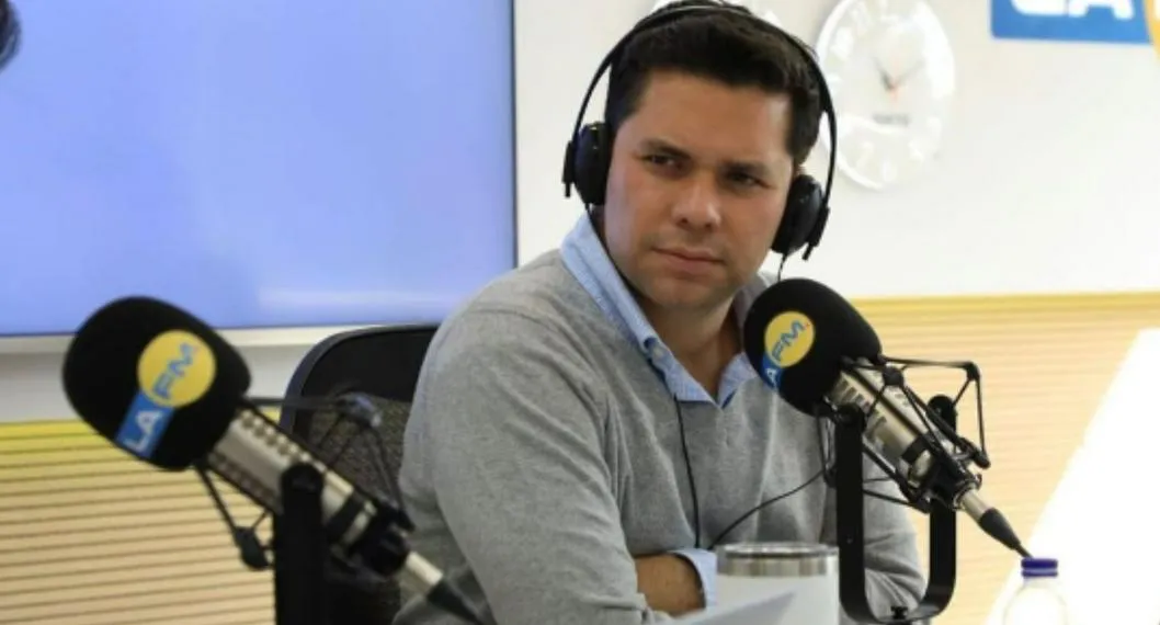 Locutor y presentador Luis Carlos Vélez en emisión de La FM ilustra nota sobre reportaje que le hicieron en People.