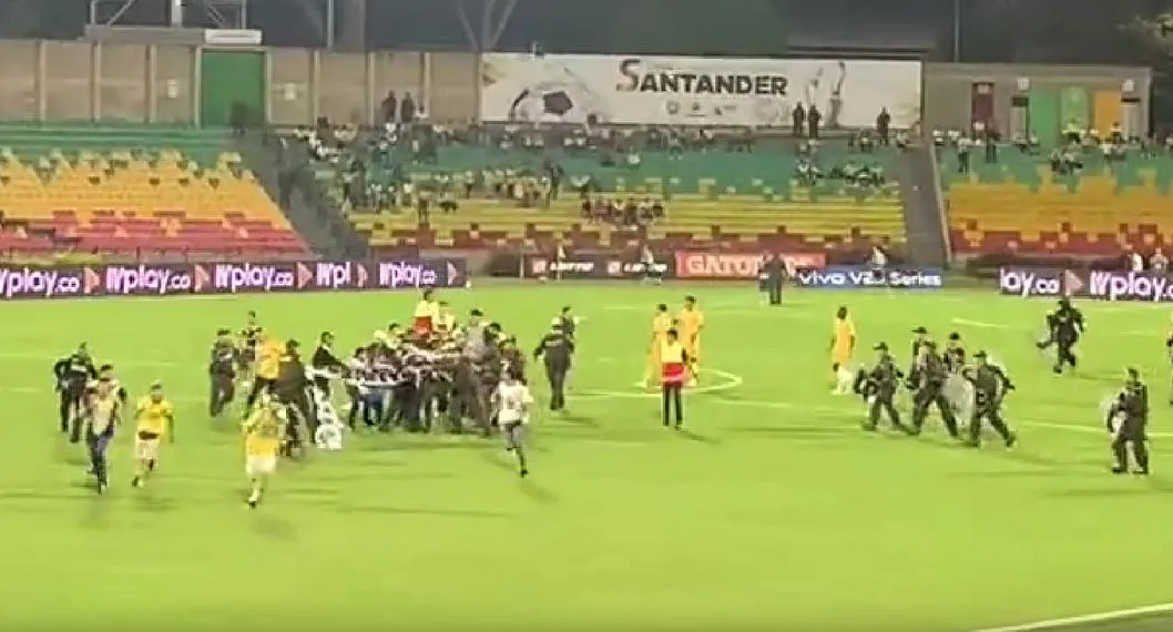 Momento en el que hinchas del Bucaramanga invaden campo de juego en partido contra Deportes Tolima