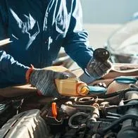 Mecánicos a propósito de cómo se identifican los fluidos de las fugas de los carros y cuáles son sus causas.