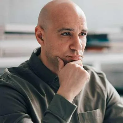 Foto de hombre frente a computador, en nota de Colpensiones: qué trabajadores tendrán beneficios por pacto que firmó la entidad