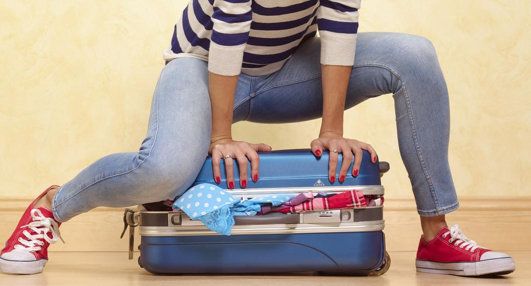 Consejo para llevar más ropa en la maleta a la hora de viajar en avión.