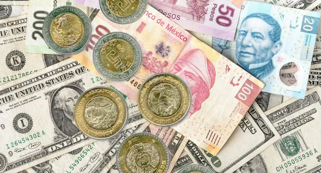 Foto de dólar y pesos mexicanos, a propósito de precio del dólar hoy en México