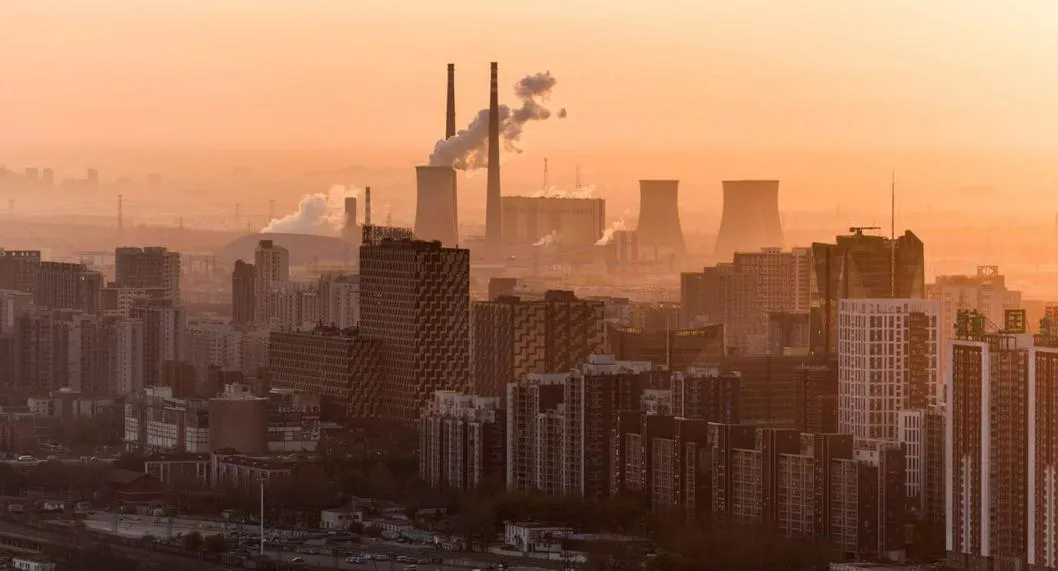 Foto de polución en ciudad a propósito de los 10 países y ciudades más contaminadas de Latinoamérica