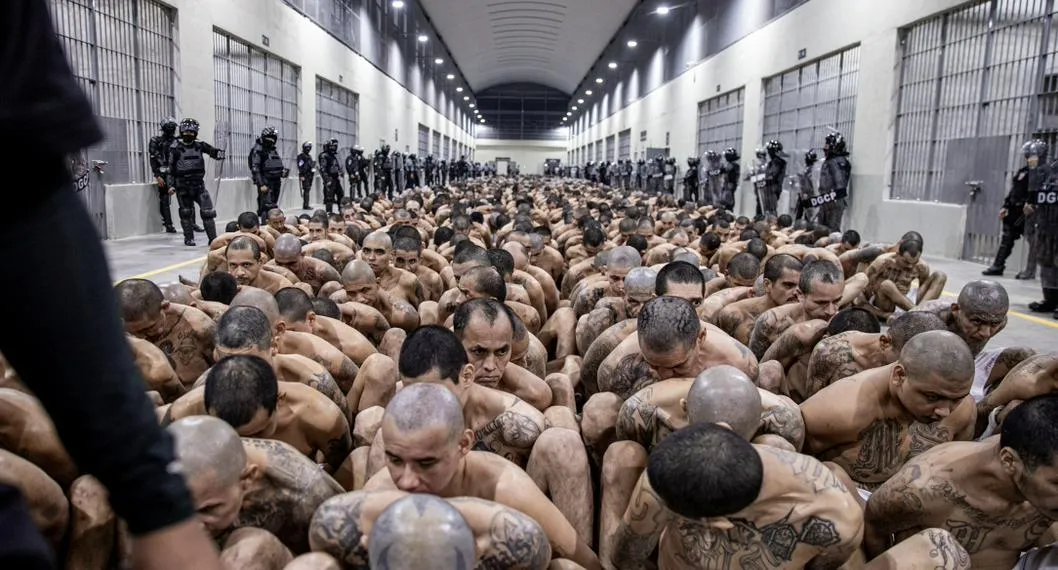 Foto de los presos de El Salvador, para ilustrar nota de cómo se alimentan en la cárcel.