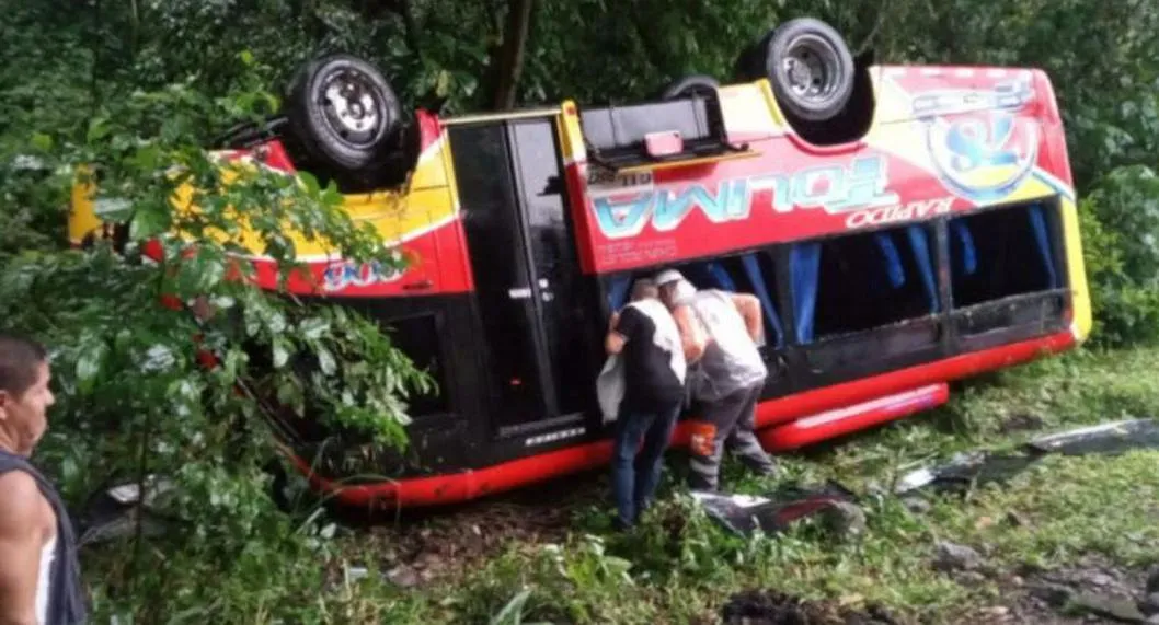 Bus se volcó tras aparatoso accidente de tránsito de esta madrugada, en Tolima