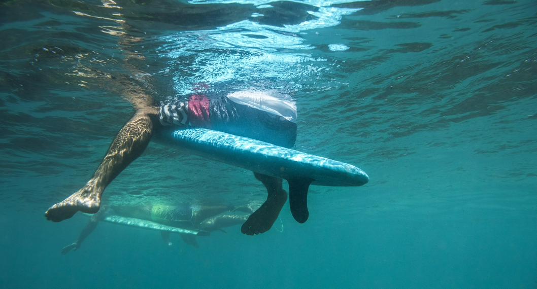 Surfista casi pierde su pie luego de un ataque de tiburón en una playa de Florida.
