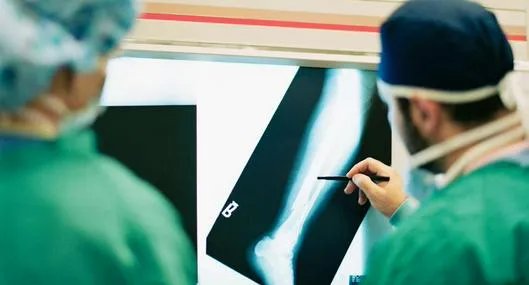 Foto de médico viendo radiografía, en nota de a hombre con pierna amputada le rompen la otra en hospital en Perú: cómo sucedió