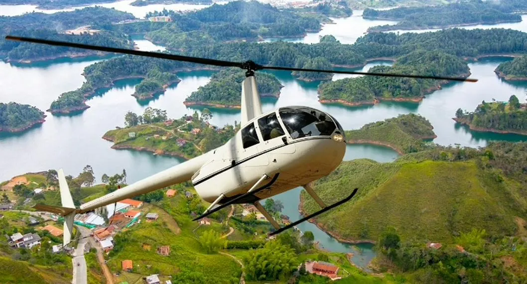 Helicóptero y Guatapé, en Antioquia, en nota sobre cuánto vale vuelo en ese municipio