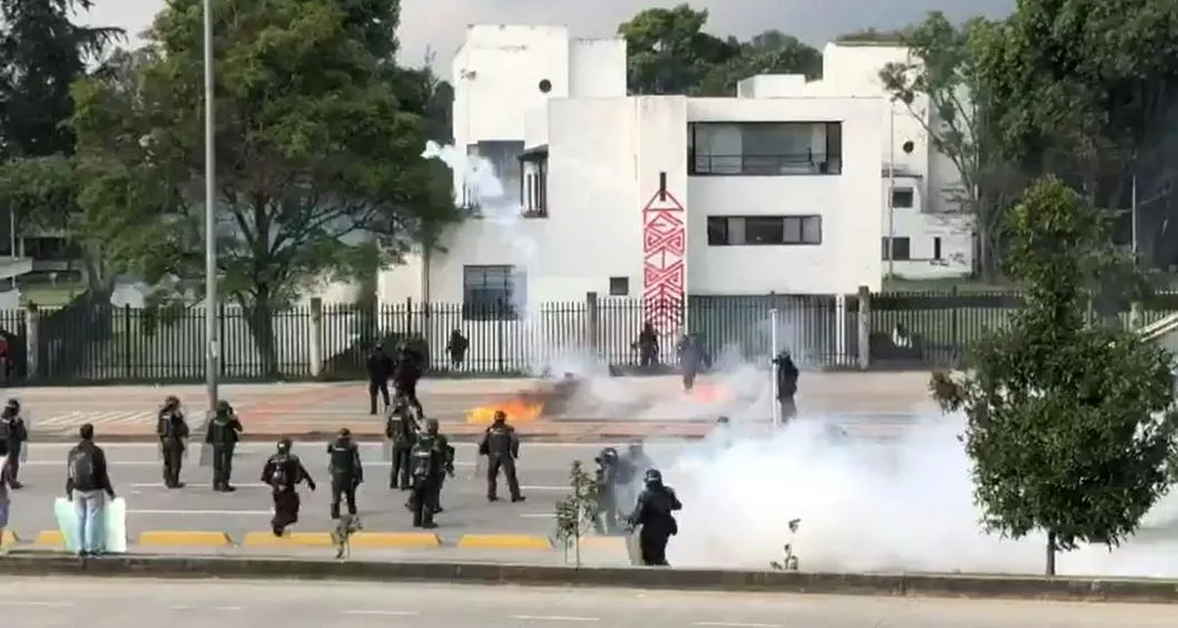 Las protestas en Bogotá terminaron con enfrentamientos entre encapuchados y agentes del Esmad en la Universidad Nacional.