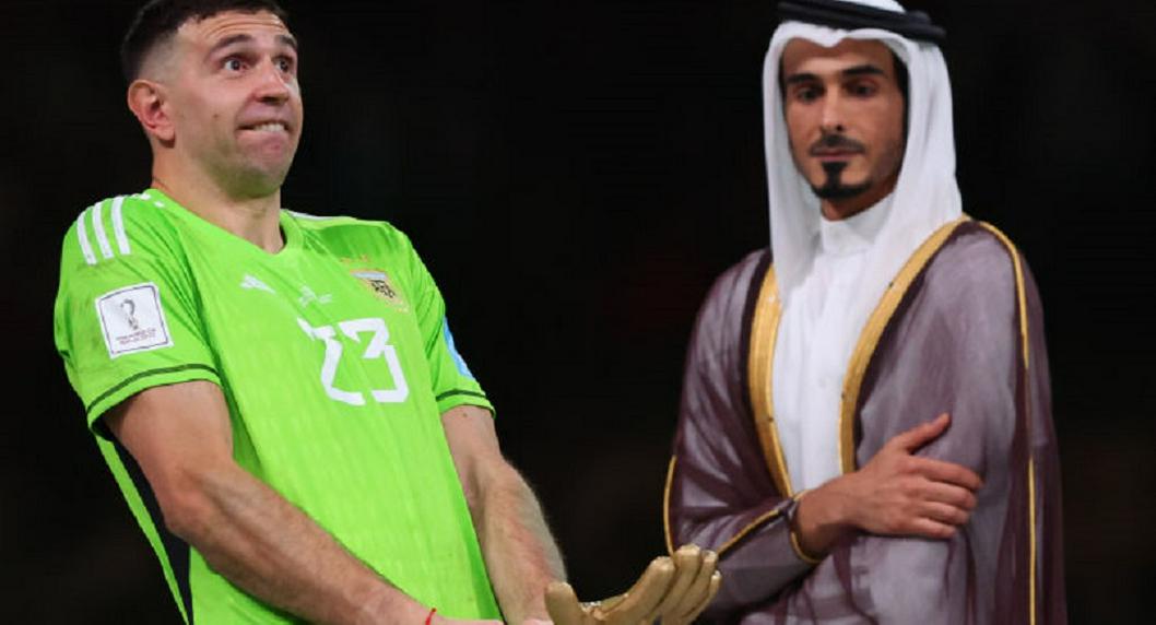 'Dibu' Martínez, haciendo un criticado gesto con su trofeo de mejor portero del Mundial Qatar 2022.