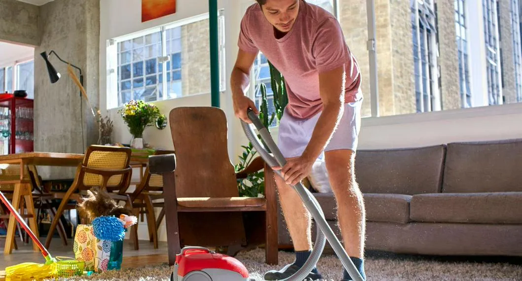 Hombre limpiando su hogar a propósito de cómo limpiar la casa.