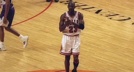 Foto der Michael Jordan en Finales de la 1998 con Utah Jazz, a propósito de zapatillas que subastarán de 'The last dance'