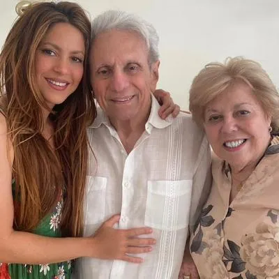 Mamá de Shakira está mejor de salud, luego de ser hospitalizada en Barcelona. Shakira y sus papás.