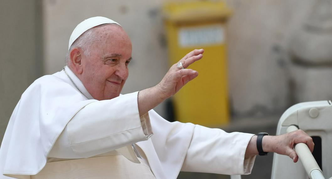 Fotos del Papa Francisco creadas por IA, en donde está vestido con chaqueta de moda causaron furor 