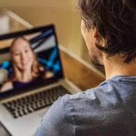 Hombre y mujer hablando por 'webcam', en nota sobre oficio que podría cambiar por reforma laboral