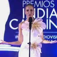 Alejandra Azcárate presentó una de las categorías de los Premiso India Catalina y aprovechó para hacer chistes y enfrentó un lío en vivo.